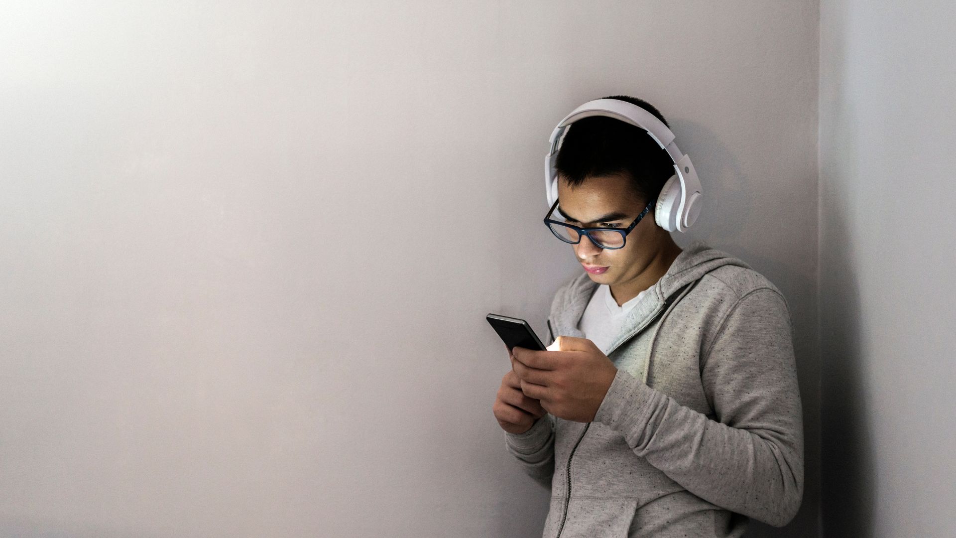 Most Australian Teens Defy Social Media Ban, New eSafety Report Finds